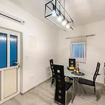 Διαμέρισμα B&r
